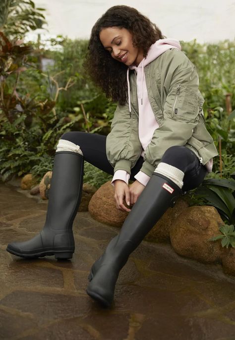 Black Rain Boots Outfit, Hunter Rain Boots Outfit, Wellies Outfit, Wide Calf Rain Boots, Rain Boot Outfit, Hunter Boots Outfit, Rainwear Girl, Wellies Rain Boots, Black Rain Boots