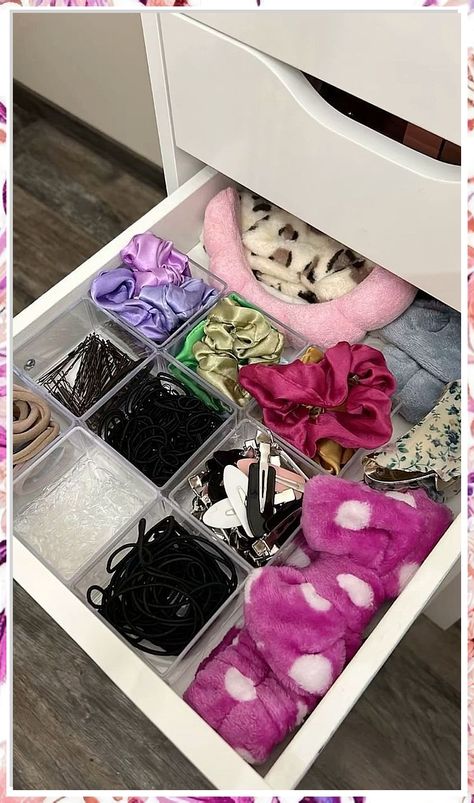 Looking to declutter your vanity? Check out these 13 genius makeup drawer organization ideas to keep your beauty products neat and easily accessible. From dividers to trays, these tips will transform your messy drawer into a tidy and efficient space for all your makeup essentials. Say goodbye to clutter and hello to a beautifully organized makeup drawer! Makeup Drawer Organization Diy, Drawer Organization Ideas, Messy Drawer, Vanity Tour, Organized Makeup, Dream Vanity, Girl Dresser, Beauty Room Vanity, Room Organization Bedroom