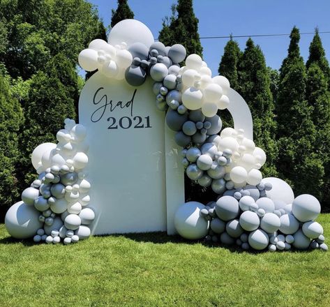 Graduation Balloon Photo Backdrop, Graduation Decorations Backdrops, Nursing Graduation Backdrop, Balloon Arch Backdrop Graduation, Grad Balloon Decorations, Graduation Arch Backdrop, Graduation Party Ideas Balloons, Backdrop Ideas For Graduation Party, Boujee Graduation Party