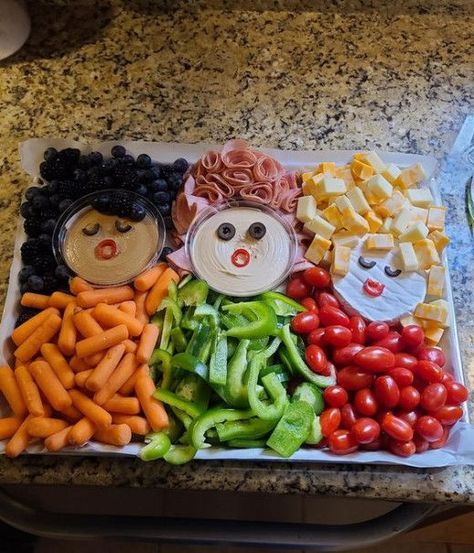 Chacaturie Boards, Hocus Pocus Birthday Party Kids, Veggie Tray Ideas, Halloween Charcuterie Board Ideas, Halloween Veggie Tray, Party Appetizer Recipes, Halloween Apps, Halloween Charcuterie Board, Halloween Charcuterie