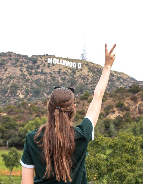 Hollywood Sign photo spots are among the first destinations every traveler looks for in Los Angeles. The best places to take incredible photos with the Hollywood Sign in the background though require some creativity and… hiking. Hollywood Sign Poses, Hollywood Sign Pictures Ideas, Hollywood Walk Of Fame Pictures Ideas, Walk Of Fame Pictures Ideas, Hollywood Sign Pictures, Trip Poses, Hollywood Sign Hike, La Outfit, Rodeo Drive Beverly Hills