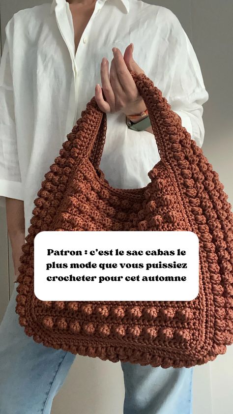 Aidez-vous d’un tutoriel vidéo et d’un patron pour crocheter le sac d’automne le plus tendance du moment. Crochet Simple, Crochet Stitch, Crochet Motif, Crochet Stitches, Knit Crochet, Quilting, Thread, Couture, Knitting