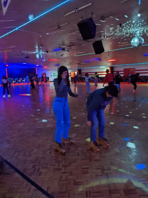 Couple Goal Date Ideas, Goofy Date Ideas, Cute Asthetic Dates, Ideal Dates Ideas, Cute Dates To Go On, Roller Skating Dates, Cute Date Aesthetic Pictures, Ideal Date Aesthetic, La Date Ideas