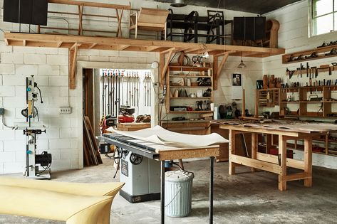 Home Woodshop, Wood Workshop Design, Woodshop Interior, Woodshop Design, Corner Dog Crate, Workshop Interior, Modern Dog Crate, Round Chairs, Workshop Architecture