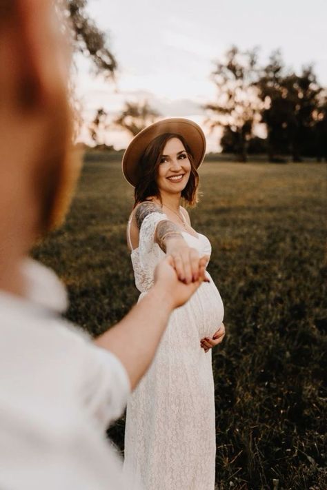 Maternal Photoshoot, Twin Men, Couple Maternity Poses, Family Maternity Pictures, Fall Maternity Photos, Shooting Couple, Maternity Photography Poses Outdoors, Outdoor Maternity Photos, Maternity Photography Poses Couple