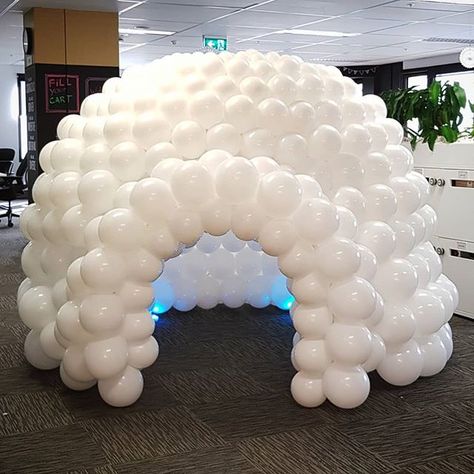 Ever wanted a life size balloon igloo in your office? Of course you have!#igloo #eskimo #winter #winterwonderland #white #balloons Balloon Igloo, Schnee Party, Winter Wonderland Christmas Party, Winter Wonderland Birthday Party, Winter Onederland Birthday Party, Snow Party, Winter Party Decorations, Winter Onederland Party, Onederland Birthday Party