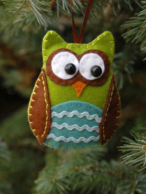 Owl ornament.  The website has a printable that guides the felt cutouts, then all you need to do is sew.  Really cute! Diy Owl Ornaments, Stitched Ornaments, Owl Decorations, Diy Owl, Felt Ornaments Diy, Owl Tutorial, Stuffed Owl, Baby Mobil, Owl Tree