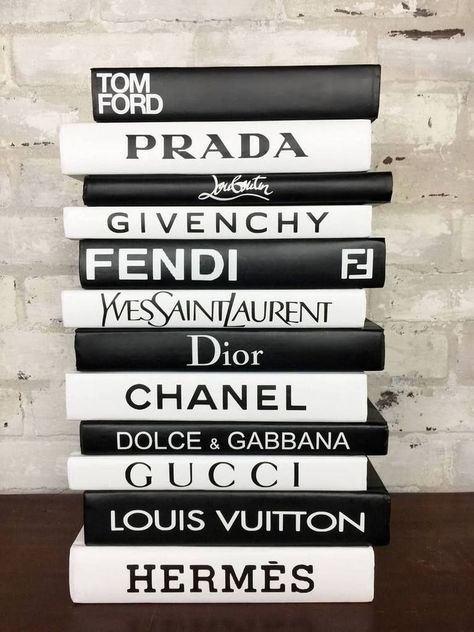 Chanel Decoration, Giant Shoe Box, Chanel Decor, ポップアート ポスター, Buch Design, Inspirerende Ord, Boujee Aesthetic, Book Labels, Fashion Wallpaper