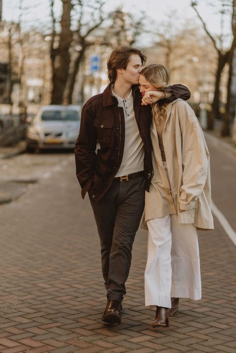 Amsterdam Photo Ideas Couple, Street Photography Poses Couple, Couples Street Photoshoot, Standing Poses Couples, Couples Photoshoot Cold Weather, Train Station Couple Photoshoot, City Christmas Photoshoot, Couple Pose Photoshoot, Couple Poses Street