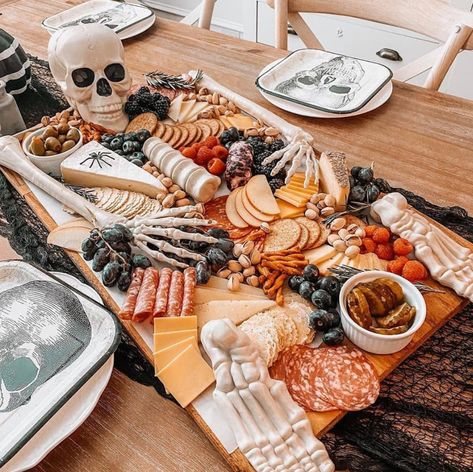 How to make skeleton themed charcuterie boards for Halloween. Halloween Appetizers Charcuterie, Uk Halloween Decorations, Halloween Platters Food, Halloween Party Serving Ideas, Halloween Skewer Ideas, Ghost Face Charcuterie Board, Halloween Food Plater, Halloween Catering Display, Halloween Meat And Cheese Board