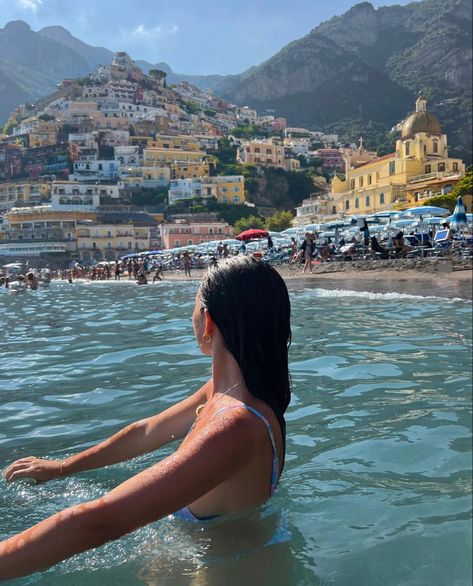 Kardashians In Italy, Italy Travel Aesthetic Outfits, Aesthetic Vacation Photos, Instagram Europe Pictures, French Riveria Aesthetic, Sicily Picture Ideas, European Summer Pictures, Italy Vacation Pictures, Positano Picture Ideas