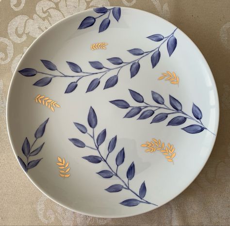 Serving Plate Painting Ideas, Minimalistic Pottery Painting, Ceramic Plate Painting Ideas Aesthetic, Pottery Painting Vase Ideas Design, Pottery Painting Ideas Plates Floral, Painted Plate Designs, Simple Ceramic Painting, Pottery Painting Unique, Simple Painted Pottery