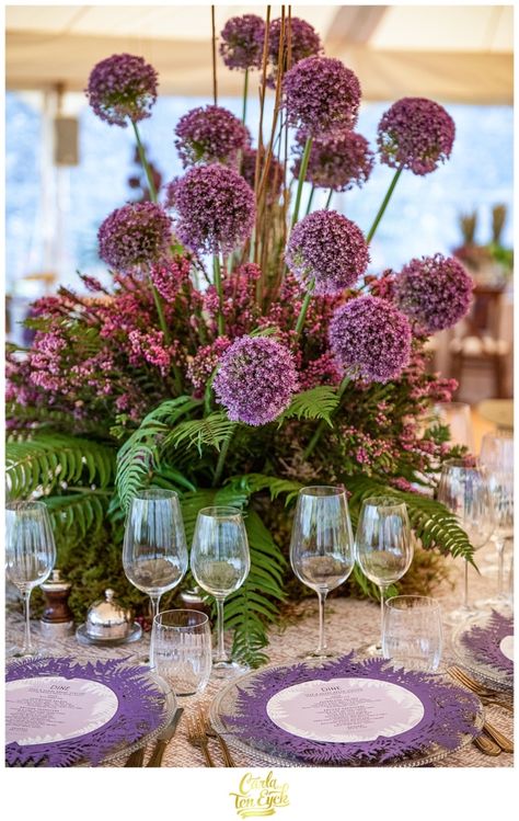 Flower Arrangements For Table Birthday, Allium Bouquet Wedding, Allium Centerpiece, Purple Centerpiece Wedding, Allium Arrangement, Luxury Garden Party, Purple Tablescape, Purple Wedding Flowers Centerpieces, Purple Floral Decor