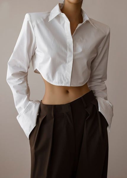 Uma Cropped Shirt - White – The Frankie Shop Cropped White Shirt Outfit, Cropped Button Up Shirt Outfit, Cropped White Shirt, Ropa Upcycling, Cropped Button Up Shirt, White Fits, Cropped Button Down, Tshirt Outfit, Simple Wardrobe