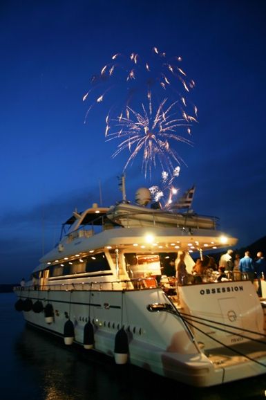 Discover Greece aboard a luxury yacht charter of your dreams - Party time Summer Yacht Party, Yacht Cocktail Party, Ibiza Yacht Party, Yacht Wedding Party, Yacht Birthday Party Aesthetic, Yacht Wedding Aesthetic, Birthday On A Boat Party Ideas, Sweet 16 Yacht Party, Yatch Boat Birthday Party