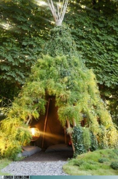 Hidden Doghouse maybe? Yes! This looks like so much fun for children. My sweepstakes home has to have one! Tree Trellis Ideas, Epic Forts, Forest Crafts, Green Corner, Hygge Style, Vertical Gardens, Garden Elements, The Secret Garden, Nature Play