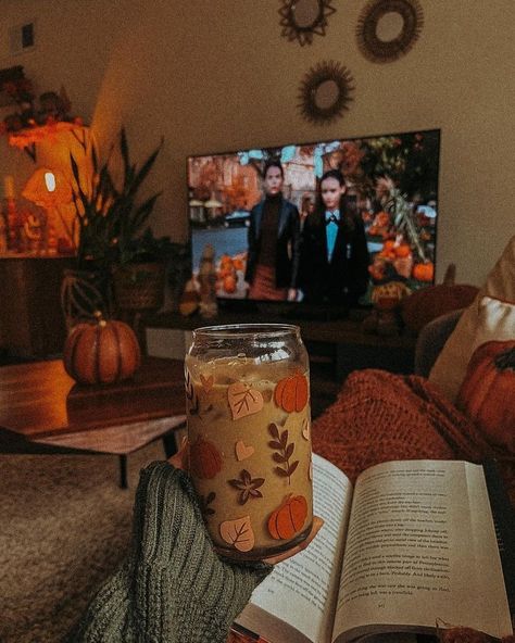 Autumn Rory Gilmore Aesthetic, Autumn Reader Aesthetic, October Vision Board Inspiration, Cabin Autumn Aesthetic, Autumn Life Aesthetic, Fall Aesthetic People, Reading In Fall Aesthetic, Gilmore Girls Aesthetics, My Fall Aesthetic