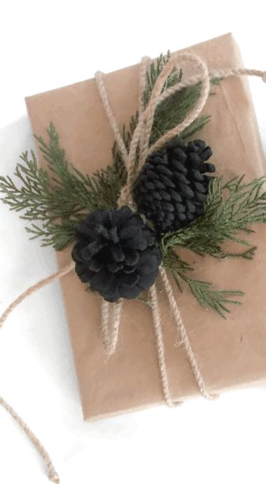 Black Paper Christmas Wrapping, Brown Kraft Paper Wrapping, Black And White Christmas Wrapping Ideas, Matte Black Christmas Decor, Black Christmas Wrapping, Black Gift Wrapping Ideas, Brown Paper Christmas Wrapping Ideas, Brown Wrapping Paper Ideas, Kraft Paper Christmas Wrapping