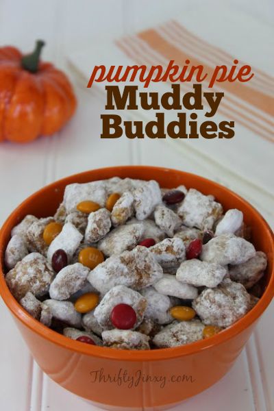 This Pumpkin Pie Muddy Buddies Recipe is perfect for lunch bags, late night snacks and Halloween and Thanksgiving party treats. Muddy Buddies Recipe, Animal Cracker, Puppy Chow Recipes, Muddy Buddies, Oreo Dessert, Puppy Chow, Chex Mix, Late Night Snacks, S'mores