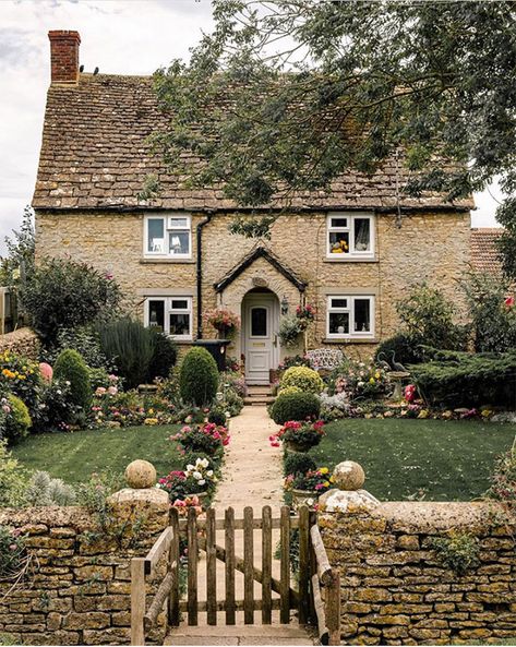 Rosehill Cottage, British Cottage, English Country Cottage, Cottage Aesthetic, Cottage Exterior, Farm Cottage, English Cottage Style, Dream Cottage, Cottage Interiors