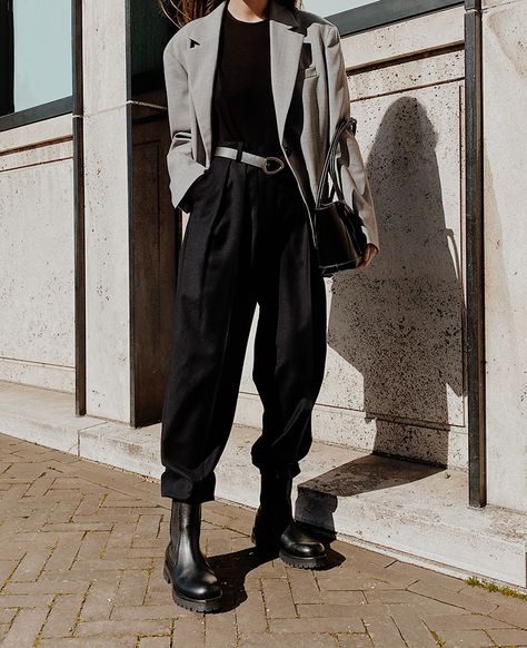 Black and Grey — MODEDAMOUR Faulkner Architects, Dark Academia Aesthetic Outfit, Academia Outfits, Est Living, Woman In Black, Androgynous Fashion, Dresses 2020, Academia Aesthetic, Aesthetic Outfit