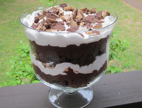 chocolate trifle finished Trifle Angel Food Cake, Kahlua Trifle, Mocha Trifle, Triffle Recipe, Brownie Trifle Recipe, Trifle Cake, Brownie Trifle, Chocolate Trifle, Trifle Recipe