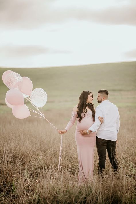 Gender Reveal Poses Picture Ideas, Gender Reveal Photo Announcement, Gender Reveal Couple Outfits, Pregnant Photo Ideas Outside, Family Gender Reveal Ideas Photo Shoot, Gender Reveal Photo Shoot Ideas, Gender Reveal Maternity Photos, Gender Reveal Poses, Balloon Maternity Photoshoot