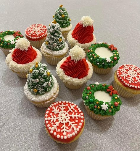 Christmas Cupcakes Elegant, Christmas Flower Cupcakes, Winter Theme Cupcakes, Cupcakes Decoration Christmas, Xmas Cupcake Ideas, Christmas Dessert Decorations, Christmas Cupcake Ideas, Muffins Decoration, Christmas Muffins