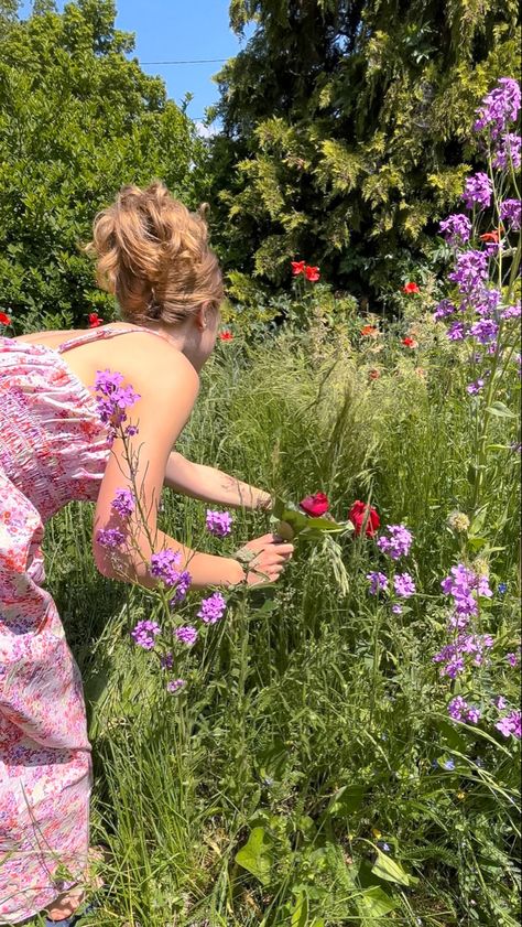 Spring Dress Picture Ideas, Mood Board Pics Aesthetic, May Girl Aesthetic, Flower Garden Pictures With People, Spring Instagram Aesthetic, Flower Dresses Aesthetic, Floral Girl Aesthetic, April Girls Aesthetic, Season Aesthetic Spring