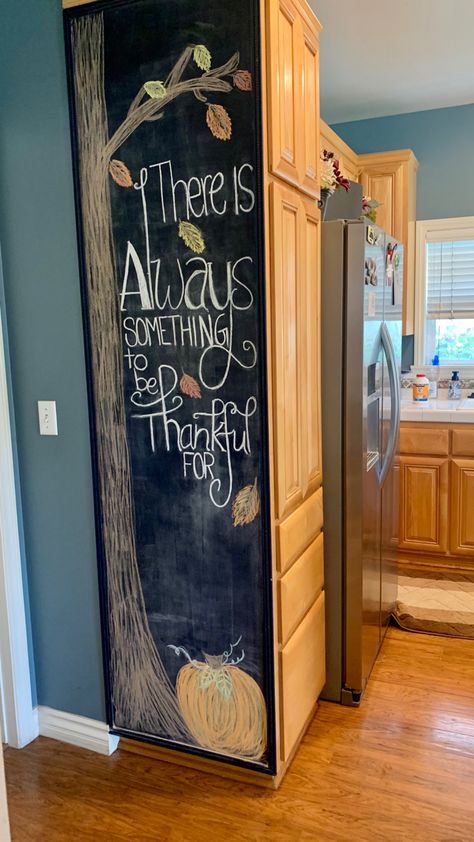 Autumn Chalkboard Art Easy, November Chalk Art, November Chalkboard Ideas, Turkey Chalkboard Art, Autumn Blackboard, Fall Chalkboard Ideas Easy, Fall Blackboard Ideas, Fall Chalkboard Signs, November Chalkboard Art Calendar