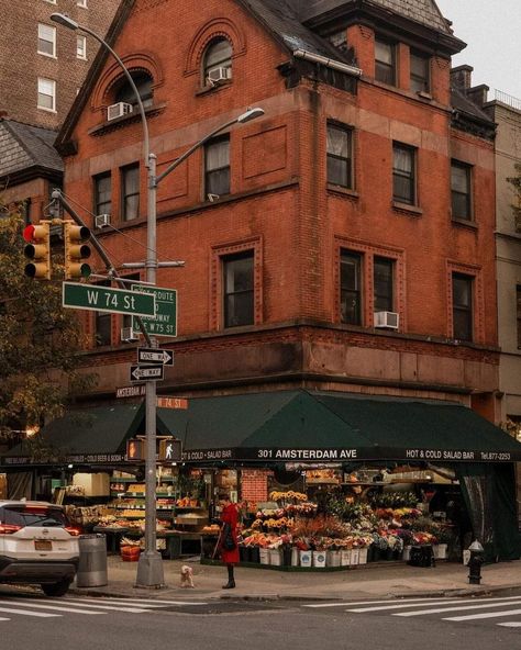 Upper West Side New York, West Side New York, San Myshuno, New York Architecture, Nyc Life, Upper West Side, Fall Aesthetic, New York Street, West Side