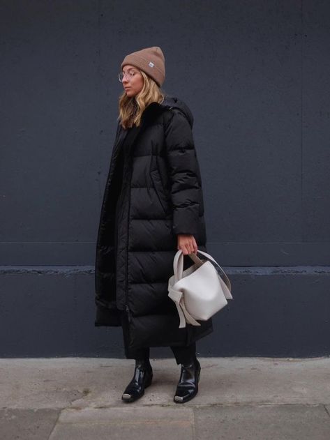 This Is the Most In-Demand Item on the High Street Long Puffer Coat Outfit, Outfits With Puffer Jackets, Black Puffer Jacket Outfit, Long Black Puffer Coat, Puffer Coat Outfit, Best Puffer Jacket, Brittany Bathgate, Mode Dope, Puffer Jacket Outfit