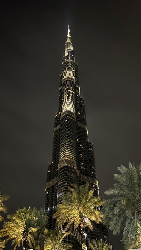 Live In Dubai, Luxury Life Billionaire, Life Luxury Lifestyle, City View Night, Dubai Architecture, Billionaire Life, Khalifa Dubai, Dubai Vacation, Dubai Aesthetic