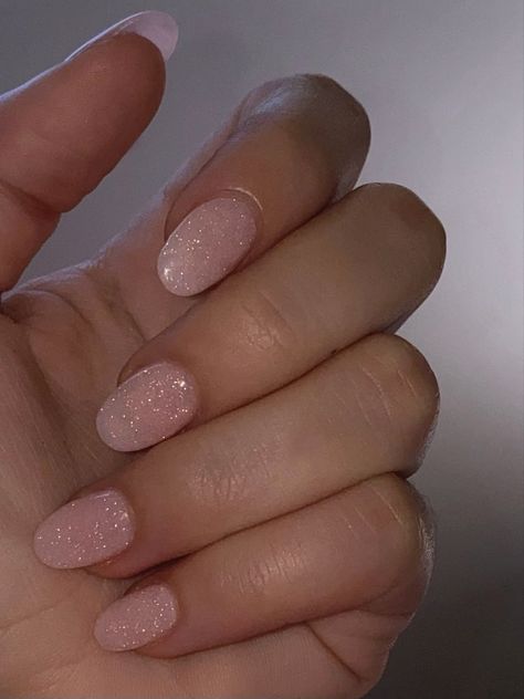 Simple Nail Art Glitter, Round Nails Sparkle, Glitter Fake Nails, Natural Glitter Nail Designs, Pale Sparkle Nails, Glittery Pink Gel Nails, Simple Pink Sparkly Nails, Light Pink Gel Nails With Glitter, Pink Sparkly Acrylic Nails Glitter