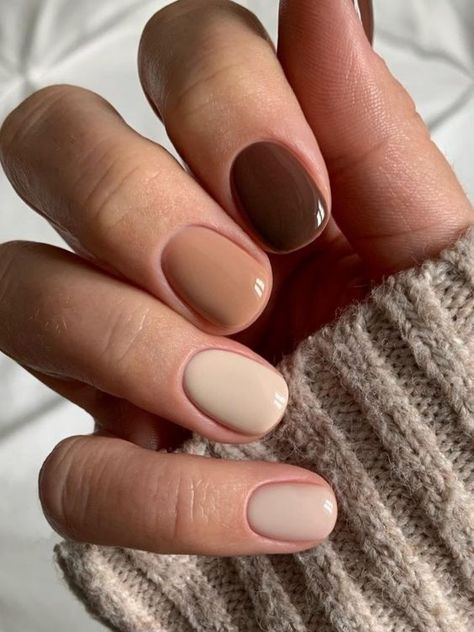 5 Color Nails Fall, Simple Nail Designs Gel Natural, Fall Minimal Nails, Simple Fall Manicure, Coffee Gel Nails, Fall Nails Browns, Coffee And Cream Nails, Call Nail Colors 2023, Autumn Simple Nails