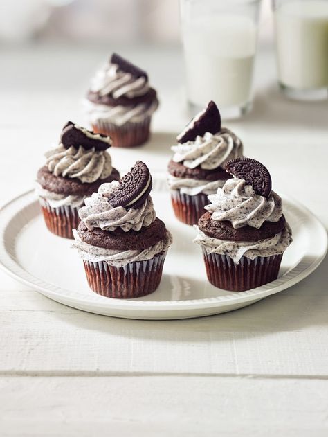 Transform simple chocolate cupcakes into an all-time favorite ice cream flavor: cookies and cream. By sandwiching luscious cream cheese frosting flecked with chocolate cookie crumbs between the cupcake’s layers, it even looks like a chocolate cream sandwich cookie. Cookies And Cream Cupcakes, Cupcakes Oreo, Cookies And Cream Frosting, Cookie And Cream Cupcakes, Oreo Treats, Oreo Buttercream, Food Decorating, Cream Cupcakes, Dream Food