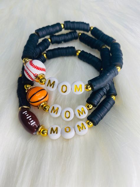 Momma Clay Bead Bracelet, Heishi Bracelet Ideas Sports, Baseball Heishi Bracelet, Beaded Sports Bracelets, Basketball Bracelet Diy, Clay Bead Keychain Diy, Sports Jewelry Ideas, Sports Team Beaded Bracelets, Nfl Clay Bead Bracelets