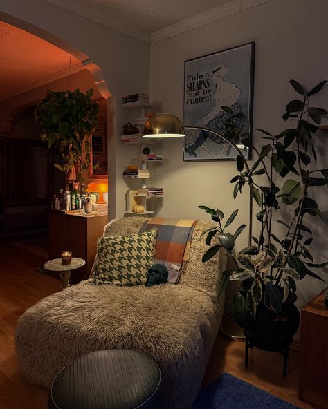 Moments in our LA apartment ⛅️🍁🕯️💕 #interior #colorfulhome #solebich #apartmentdecor Reading Room Apartment, Apartment 70s Aesthetic, Tiktok Apartment Aesthetic, Architectural Digest Apartment, New York Cozy Apartment, Apartment Corner Ideas, Colourful Apartment Decor, Warm Living Room Lighting, Artsy House Interior