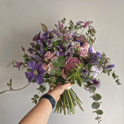 Clematis Wedding Bouquet, Clematis Wedding, Clematis Bouquet, Presentation Bouquet, Purple Wedding Tables, Flower Petals Wedding, Purple And Green Wedding, Flower Boquet, Clematis Flower