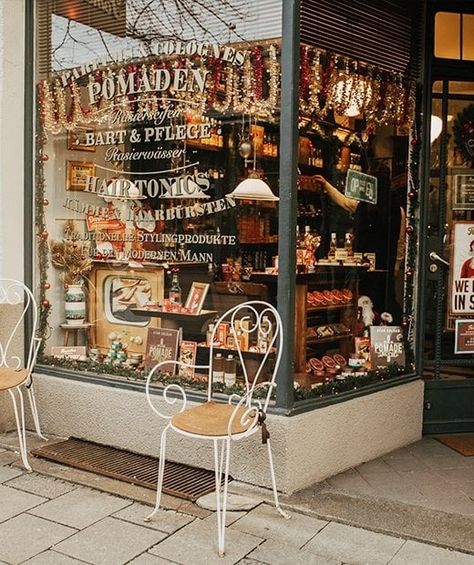 5 Clever Ways to Display Merchandise in a Gift Shop – Displaysense Restaurant Retail Display, Antique Store Window Display Ideas, Open A Gift Shop, Small Shop Interior Design Retail, Antique Store Window Display, Coffee Shop Retail Display, Gift Shop Displays Visual Merchandising, Gift Store Display Ideas, Deli Decor