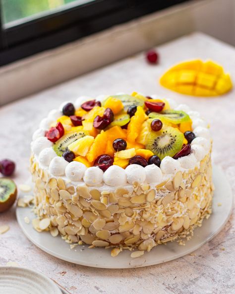 For all dads who are not that big on chocolate, this eggless fresh fruit cake is definitely going to be a treat for them! Fresh Fruits Cakes, Fresh Fruit Cream Cake, Fresh Cream Fruit Cake, Fruit Topping Cake, Fruit And Cream Cake, Fresh Cake Recipe, Less Cream Cake Design, Fresh Fruit Cakes, Fruits Birthday Cake