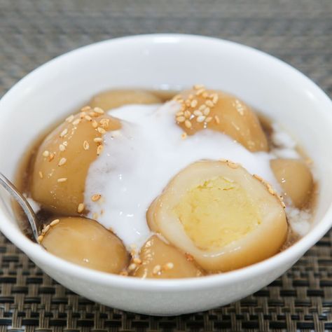 This recipe for Sticky Rice Balls in Ginger Syrup (Che Troi Nuoc) is a gooey warm dessert that is truly my favorite sweet treat. The slightly chewy, sticky dough with its mealy bean filling and oh-so-sweet ginger syrup are a heavenly combination. Sticky Rice Balls, Vietnamese Desserts, Sticky Rice Recipes, Vietnamese Dessert, Rice Desserts, Warm Desserts, Glutinous Rice Flour, Ginger Syrup, Rice Balls