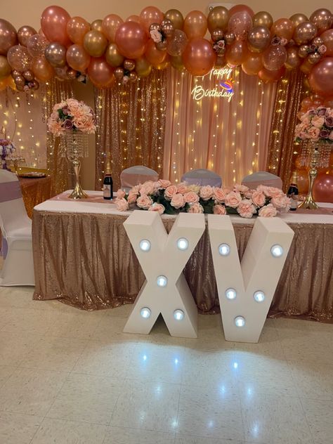 Pink Rose Gold Quince Theme, Xv Balloon Decorations, Peach Quinceanera Decorations, Quinceanera Salon Decorations, Gold And Pink Quinceanera Decor, Pink Quinceanera Table, Quinceanera Themes Rose Gold, Sweet 16 Rose Gold Theme Decorations, Quince Balloon Arch