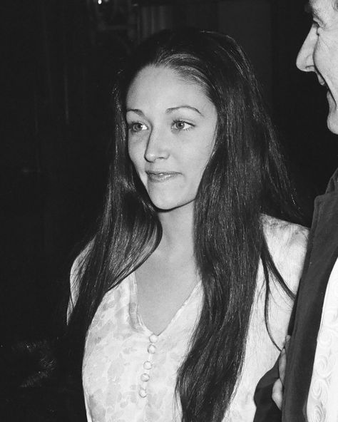 Next up from my newly discovered photos! 🤗🩶💐 Olivia attending a Hollywood party with producer and talent manager Stuart Cohen. There’s not much information available online about Stuart besides a IMDb profile and a few articles. Stuart worked alongside Rudi Altobelli and is briefly mentioned in Olivia’s memoir, he belonged to the small circle of people Olivia knew when she first set foot on Los Angeles in 1969. I’ve seen some sources state this party or event took place in 1971, you may recal... Kim Yong-ji, Lost Horizon, Olivia Hussey, Hunter S, Love Is Everything, Hollywood Party, Into The Night, Movie Fashion, Small Circle