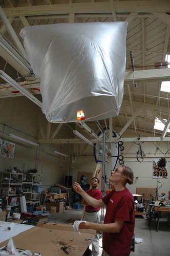 We will be making a hot air balloon this weekend! Flying Lanterns, Diy Hot Air Balloon, Hot Air Balloon Centerpieces, Lanterns Diy, Machine Project, Hot Air Balloon Craft, Diy Hot Air Balloons, Upcycle Crafts, Wind Machine