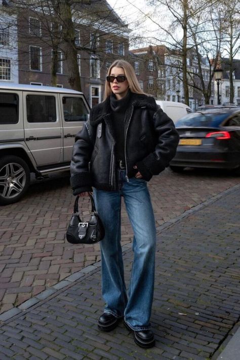 Wide leg jeans are getting more and more popular. Google Trends shows that people have been searching for them a… Wide Leg Pants Outfit Ideas, Fall Teacher Outfits, Wide Leg Jeans Winter, Chic Wide Leg Pants, Fall Inspo Outfits, Wide Leg Jeans Outfits, Wide Leg Outfit, Nyc Winter Outfits, Outfit Ideas 2024