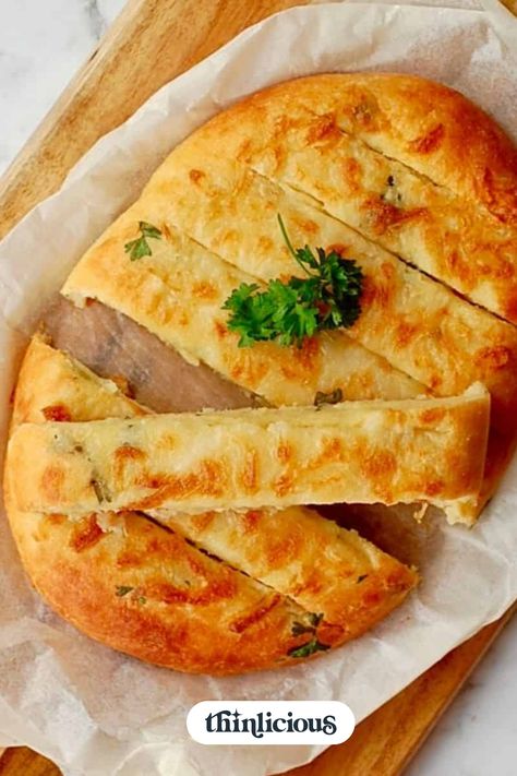 Cheesy Keto Garlic Bread - only 1.5g net carbs and naturally gluten free: The BEST cheesy keto garlic bread recipe ... only 1.5g net carbs per slice. Made with the famous mozzarella dough is a real crowd-pleaser at summer BBQ. Lowcarb Snacks, Keto Garlic Bread, Cheesy Bread Recipe, Cheeseburger Pie, Keto Chaffle, Bread Substitute, Mozzarella Recipes, Crispy Cheese, Keto Breads