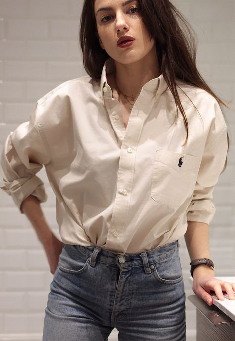 #oxfordshirt Outfit For White Polo, Man Shirt Woman Outfit, White Polo And Jeans Outfit Women, Polo Woman Outfit, Polo Blouse Outfit Women's, Polo Outfits For Women Casual, Polo Outfits For Women Aesthetic, Women Polo Outfit, Polo Ootd Women