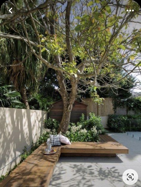 Small Patio Furniture, Backyard Seating, Diy Backyard Landscaping, Backyard Garden Design, Garden Seating, Wooden Bench, Courtyard Garden, Back Garden, Small Backyard Landscaping