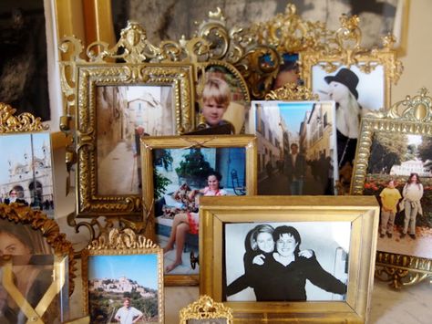 A small display of family photos on a chest provides a personal touch to any room. Framed Photos On Table, Picture Table Display, Picture Frame Arrangements, Table Photo Frame, Displaying Family Pictures, Multiple Picture Frame, Livng Room, Frame Arrangement, Picture Frame Table